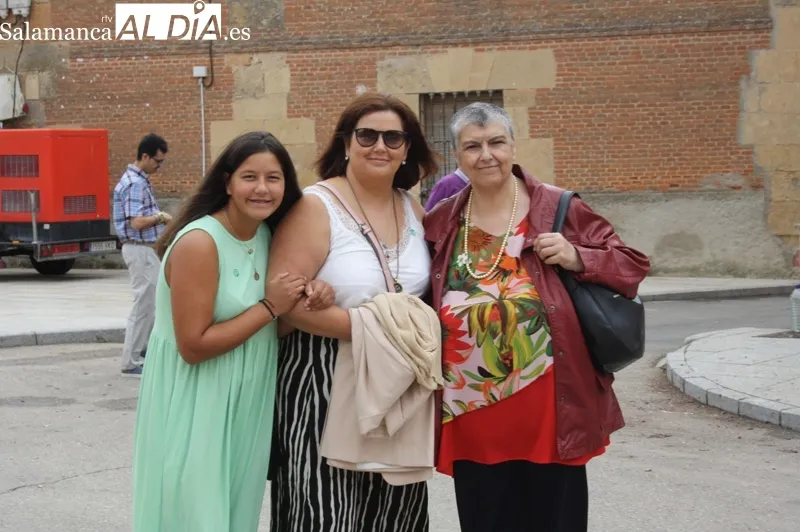 La imagen de la Virgen de la Vega volvía a recorrer las calles Villoria en su día grande