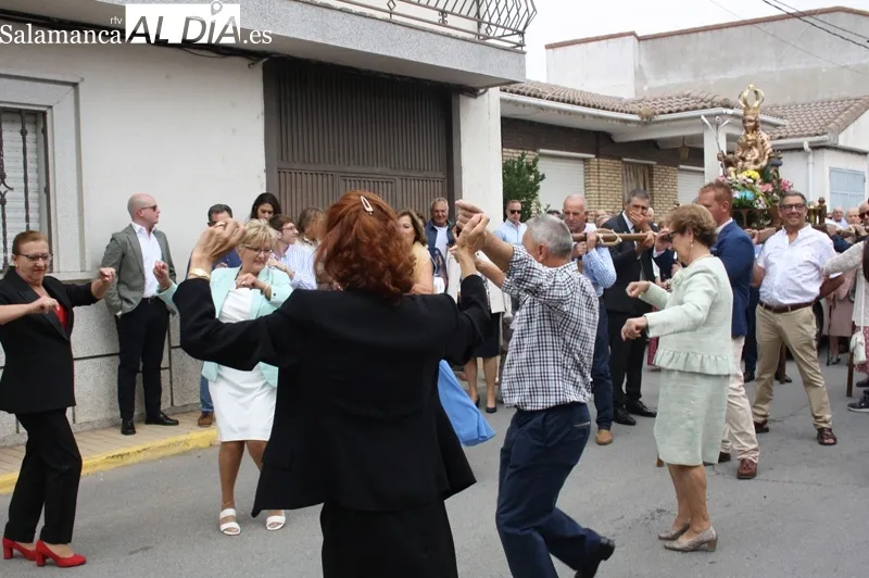 La imagen de la Virgen de la Vega volvía a recorrer las calles Villoria en su día grande