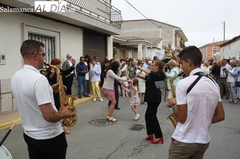 La imagen de la Virgen de la Vega volvía a recorrer las calles Villoria en su día grande
