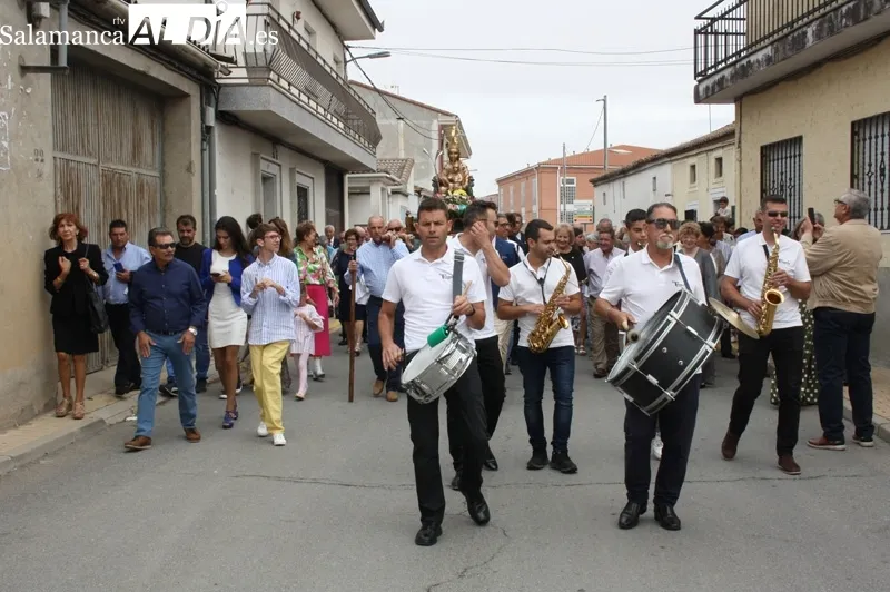 La imagen de la Virgen de la Vega volvía a recorrer las calles Villoria en su día grande