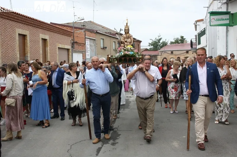 La imagen de la Virgen de la Vega volvía a recorrer las calles Villoria en su día grande