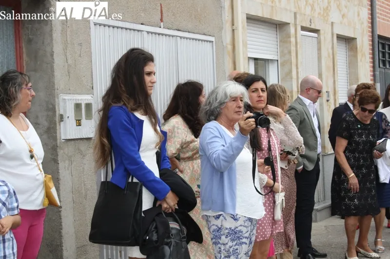 La imagen de la Virgen de la Vega volvía a recorrer las calles Villoria en su día grande