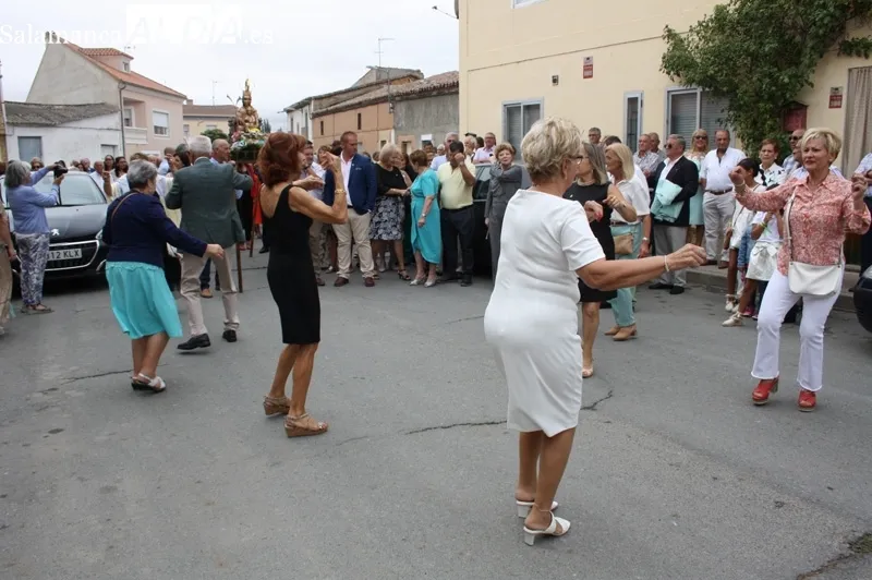 La imagen de la Virgen de la Vega volvía a recorrer las calles Villoria en su día grande
