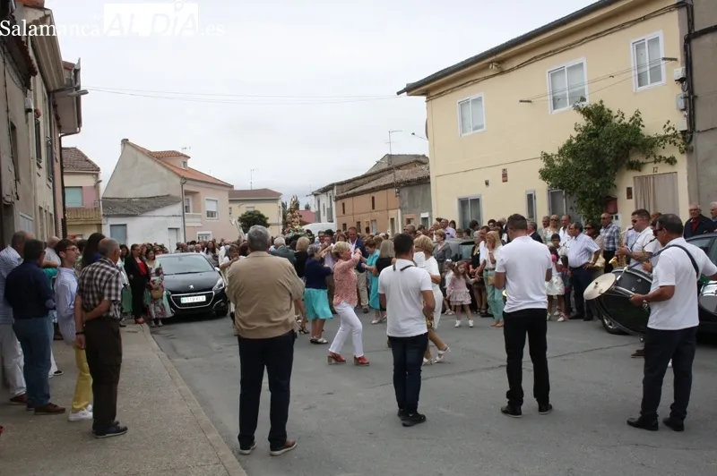 La imagen de la Virgen de la Vega volvía a recorrer las calles Villoria en su día grande