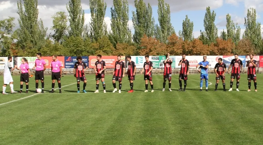 Foto 6 - El Ciudad Rodrigo Senior encaja ante el Laguna su primera derrota de la temporada