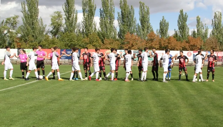 Foto 7 - El Ciudad Rodrigo Senior encaja ante el Laguna su primera derrota de la temporada