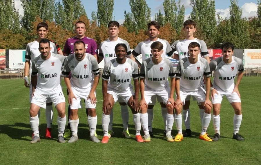 Foto 8 - El Ciudad Rodrigo Senior encaja ante el Laguna su primera derrota de la temporada