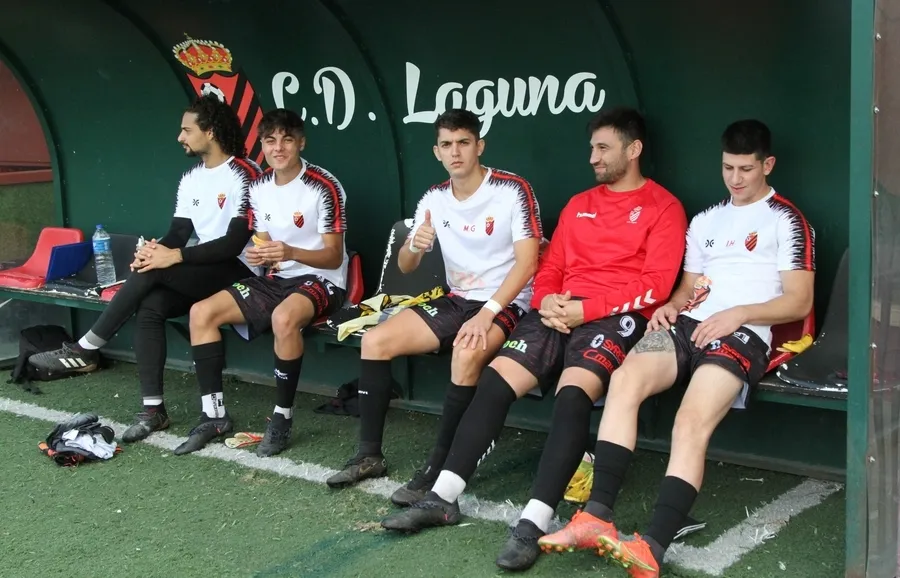 Foto 11 - El Ciudad Rodrigo Senior encaja ante el Laguna su primera derrota de la temporada