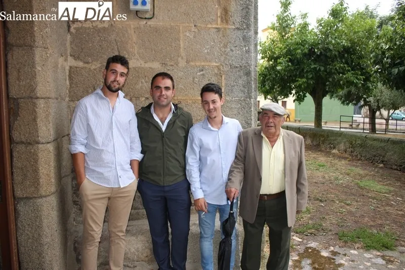 Los vecinos de Bañobárez no faltaron a la cita con  el Cristo de la Salud a pesar de la lluvia / SILVESTRE
