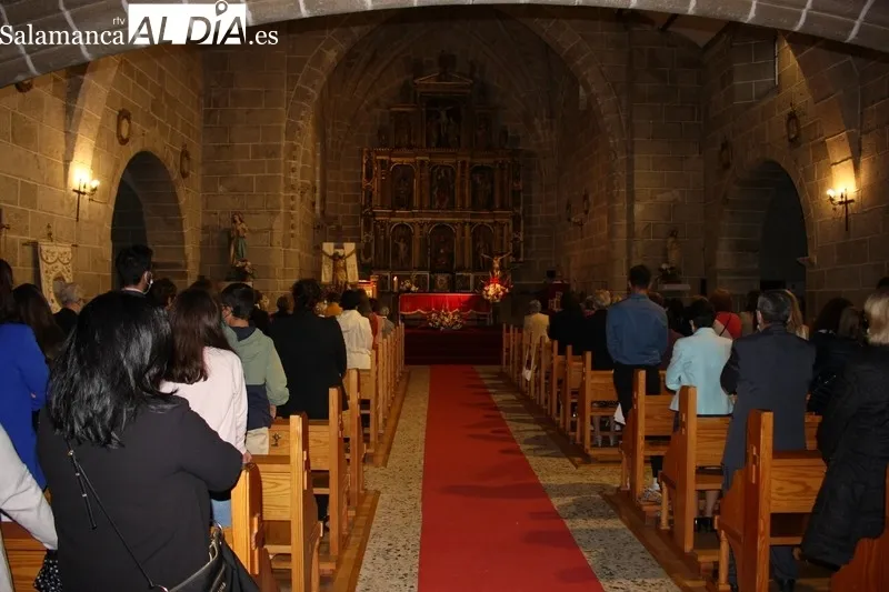 Los vecinos de Bañobárez no faltaron a la cita con  el Cristo de la Salud a pesar de la lluvia / SILVESTRE