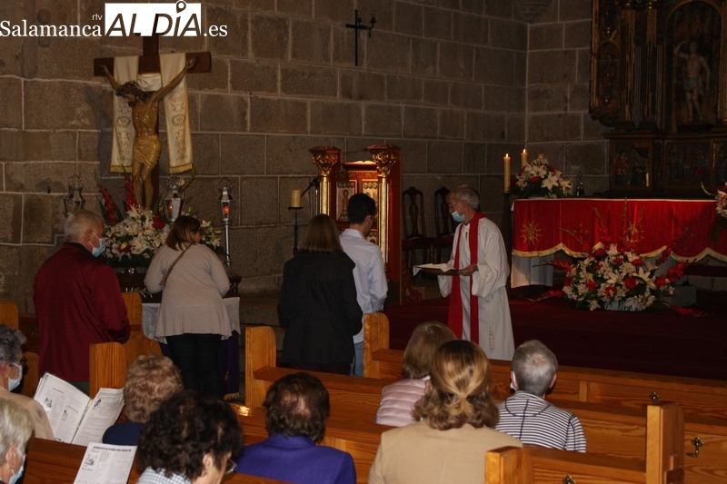 Los vecinos de Bañobárez no faltaron a la cita con  el Cristo de la Salud a pesar de la lluvia / SILVESTRE
