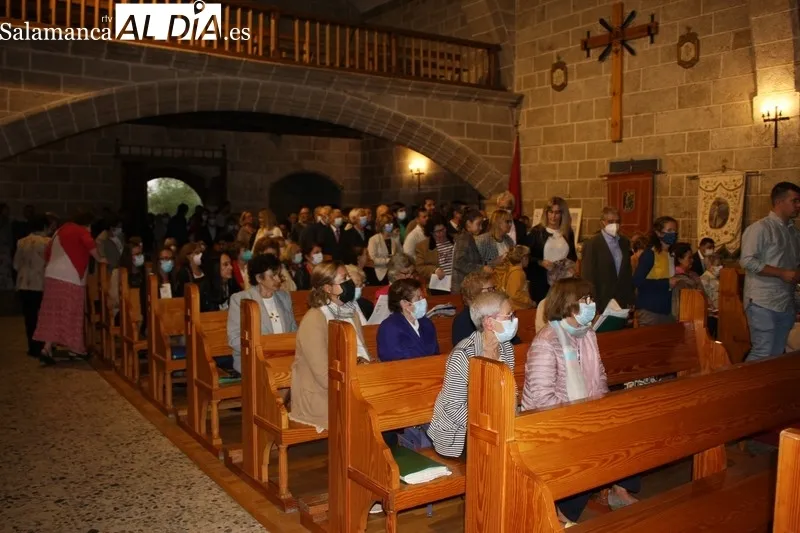 Los vecinos de Bañobárez no faltaron a la cita con  el Cristo de la Salud a pesar de la lluvia / SILVESTRE