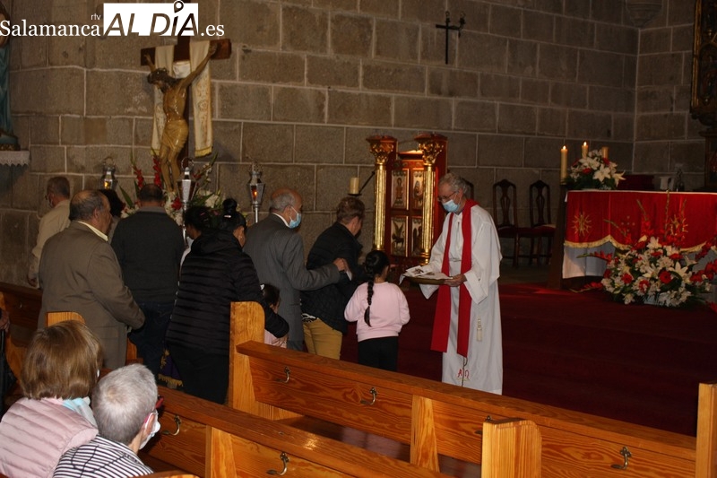 Los vecinos de Bañobárez no faltaron a la cita con  el Cristo de la Salud a pesar de la lluvia / SILVESTRE