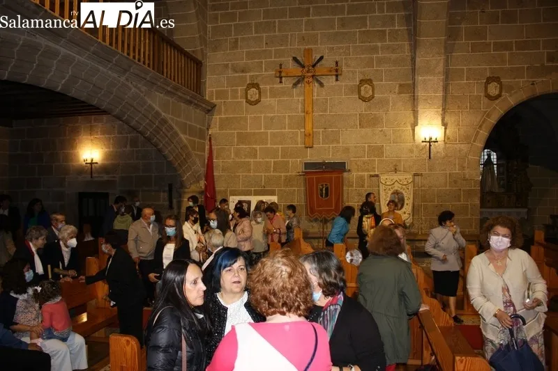 Los vecinos de Bañobárez no faltaron a la cita con  el Cristo de la Salud a pesar de la lluvia / SILVESTRE