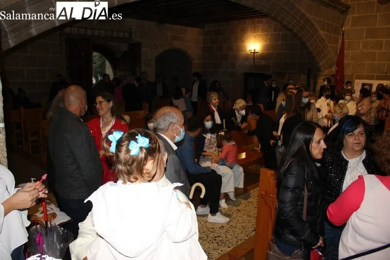 Los vecinos de Bañobárez no faltaron a la cita con  el Cristo de la Salud a pesar de la lluvia / SILVESTRE