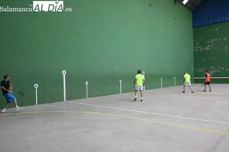 Competido torneo de frontenis en Vitigudino, campoenato en el que participaron 16 parejas procedentes de distintos puntos de Castilla y León / CORRAL