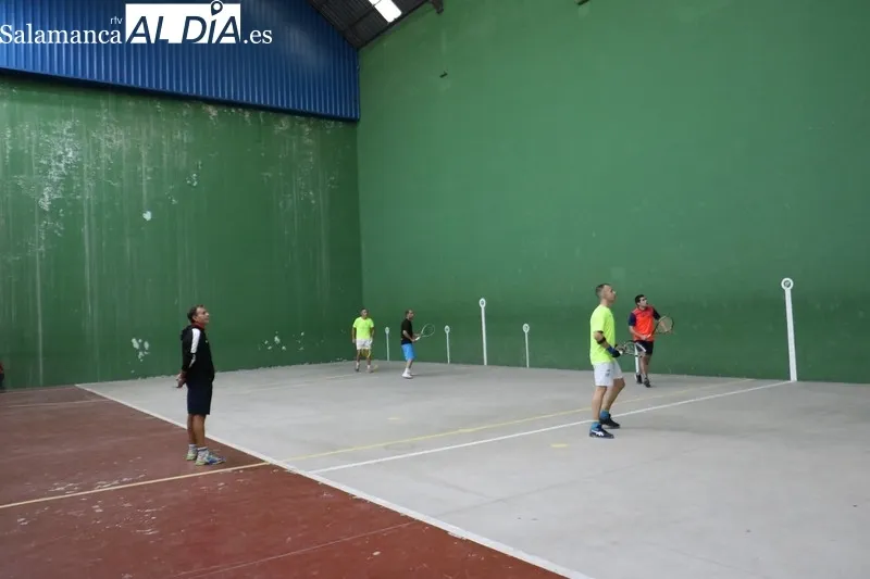 Competido torneo de frontenis en Vitigudino, campoenato en el que participaron 16 parejas procedentes de distintos puntos de Castilla y León / CORRAL