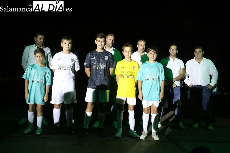 Foto 6 - El Alba de Tormes CF presenta a sus ocho equipos y casi 130 futbolistas