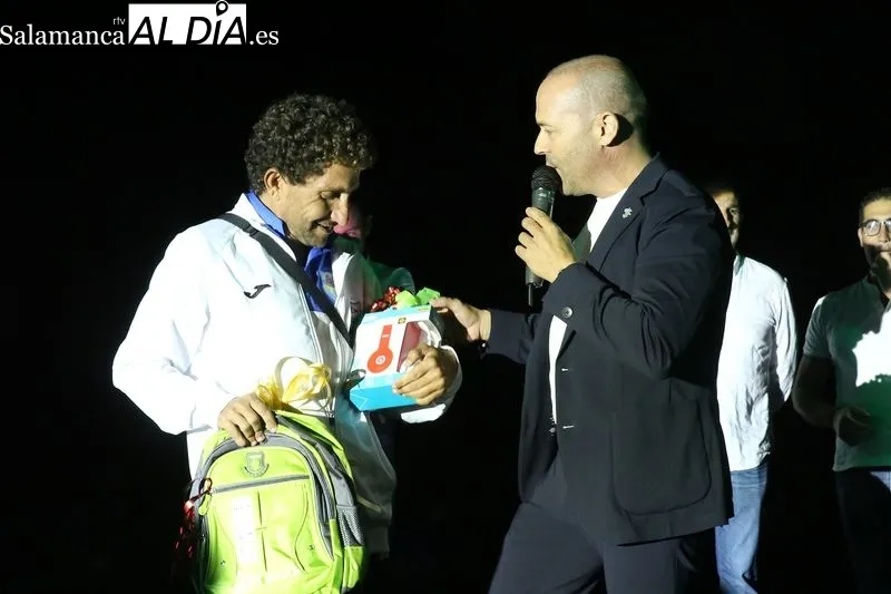 Foto 3 - El Alba de Tormes CF presenta a sus ocho equipos y casi 130 futbolistas