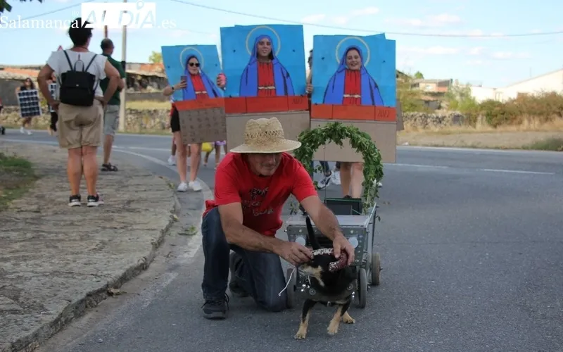 Foto 3 - Las pe&ntilde;as ponen en Trabanca animaci&oacute;n e imaginaci&oacute;n en el desfile de carrozas