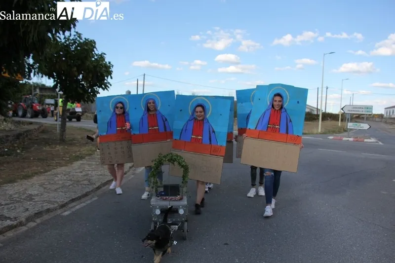 Foto 4 - Las pe&ntilde;as ponen en Trabanca animaci&oacute;n e imaginaci&oacute;n en el desfile de carrozas