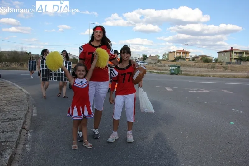 Foto 5 - Las pe&ntilde;as ponen en Trabanca animaci&oacute;n e imaginaci&oacute;n en el desfile de carrozas