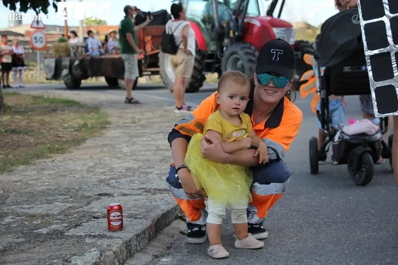Foto 6 - Las pe&ntilde;as ponen en Trabanca animaci&oacute;n e imaginaci&oacute;n en el desfile de carrozas