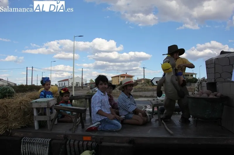 Foto 8 - Las pe&ntilde;as ponen en Trabanca animaci&oacute;n e imaginaci&oacute;n en el desfile de carrozas