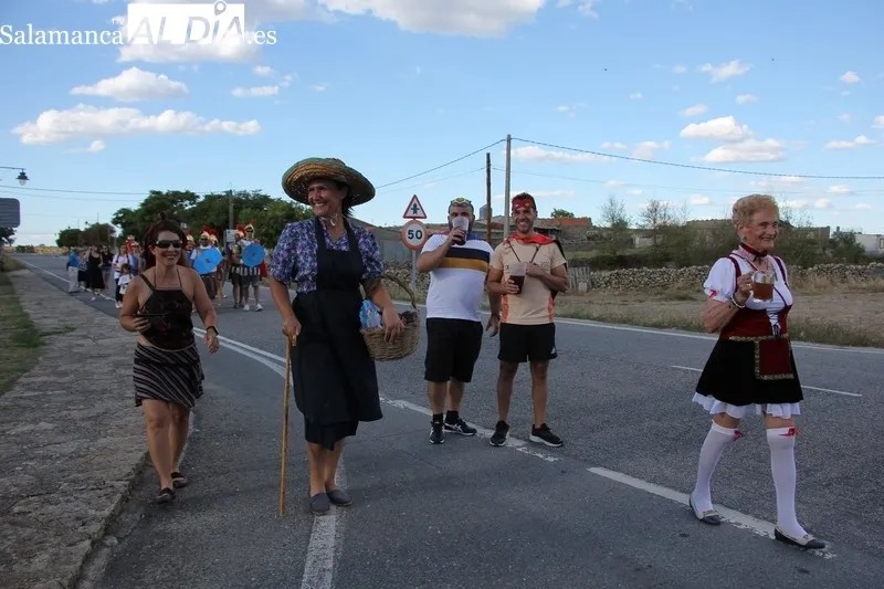 Foto 9 - Las pe&ntilde;as ponen en Trabanca animaci&oacute;n e imaginaci&oacute;n en el desfile de carrozas