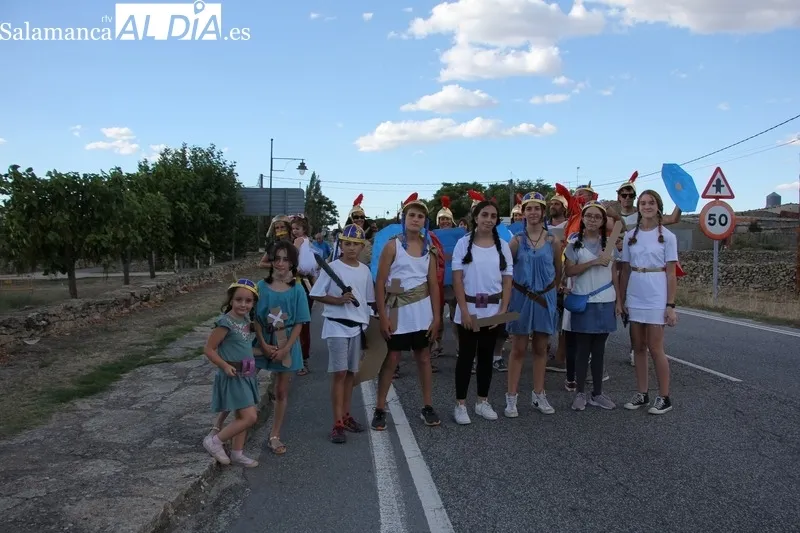 Foto 10 - Las pe&ntilde;as ponen en Trabanca animaci&oacute;n e imaginaci&oacute;n en el desfile de carrozas