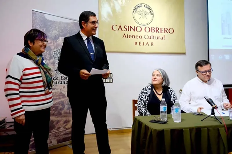 Foto 3 - Ana Fern&aacute;ndez-Sesma sienta c&aacute;tedra entre sus paisanos