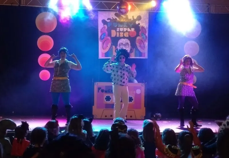 La compañía salmantina Kamaru ofrecerá el espectáculo ‘Funky super disco’ en el parque de La Alamedilla