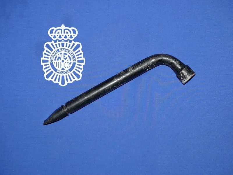 Llave de acero con la que el ladrón rompió las lunas