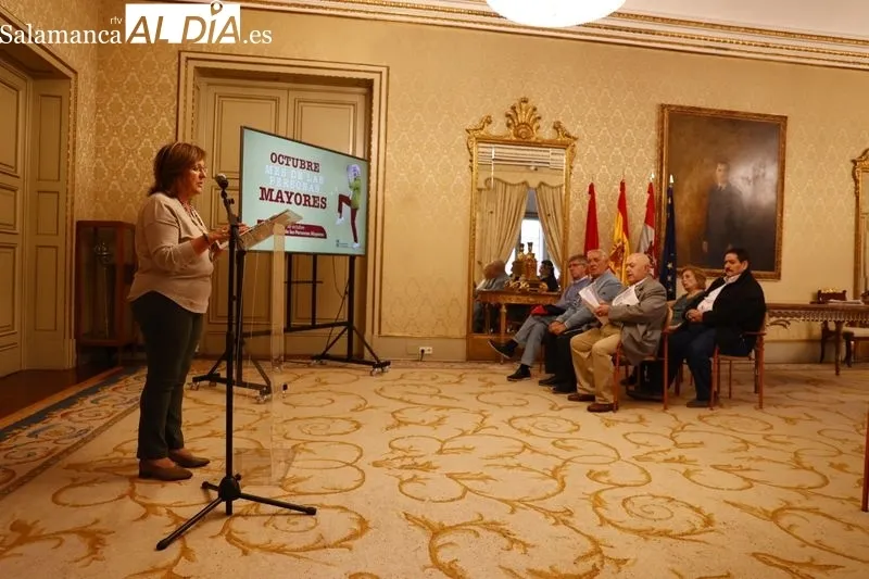La concejala de Mayores, Isabel Macías, explicaba en el Ayuntamiento las propuestas municipales para este colectivo. Foto de David Sañudo