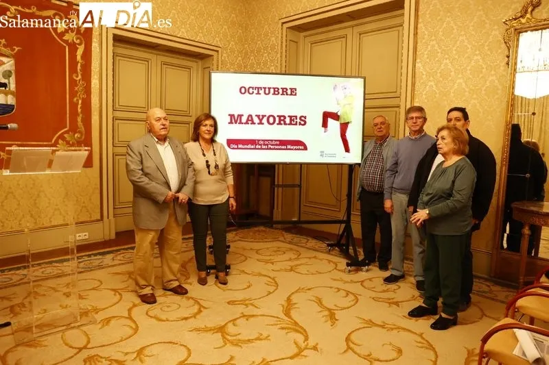 La concejala de Mayores, Isabel Macías, explicaba en el Ayuntamiento las propuestas municipales para este colectivo. Foto de David Sañudo