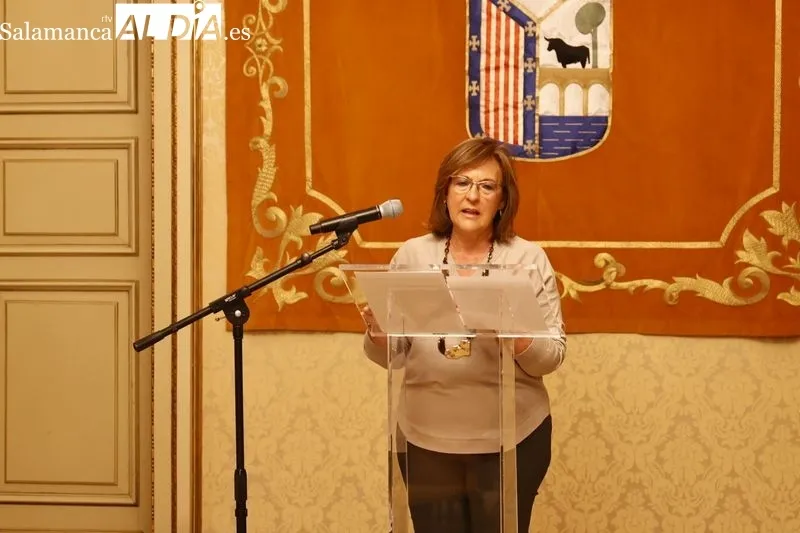 La concejala de Mayores, Isabel Macías, explicaba en el Ayuntamiento las propuestas municipales para este colectivo. Foto de David Sañudo