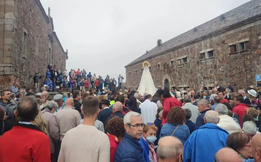 Foto 4 - Jes&uacute;s Garc&iacute;a Burillo preside la misa principal en el Santuario con numerosos mirobrigenses presentes