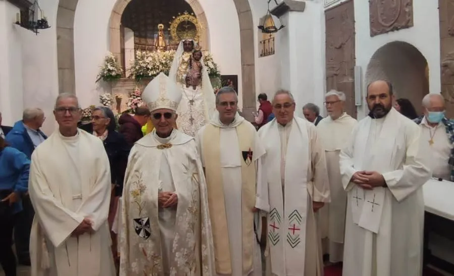 Foto 5 - Jes&uacute;s Garc&iacute;a Burillo preside la misa principal en el Santuario con numerosos mirobrigenses presentes