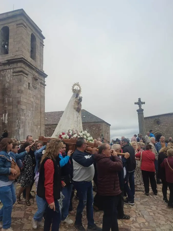 Foto 3 - Jes&uacute;s Garc&iacute;a Burillo preside la misa principal en el Santuario con numerosos mirobrigenses presentes