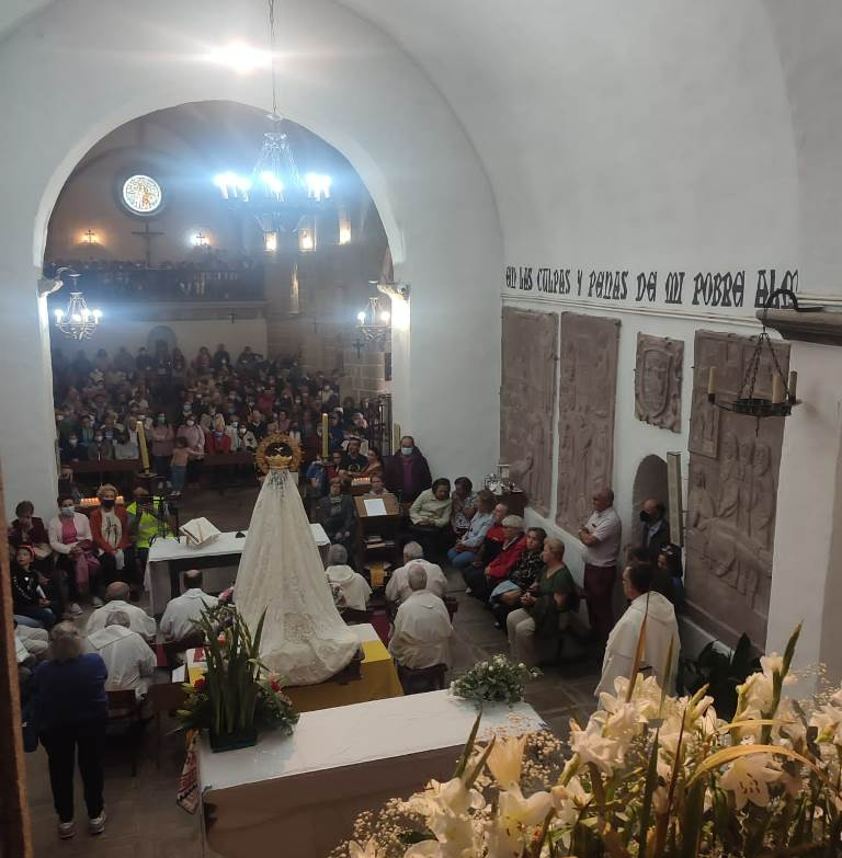 Foto 2 - Jesús García Burillo preside la misa principal en el Santuario con numerosos mirobrigenses presentes