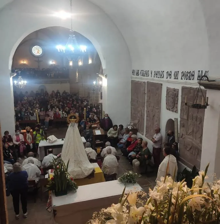 Foto 2 - Jes&uacute;s Garc&iacute;a Burillo preside la misa principal en el Santuario con numerosos mirobrigenses presentes