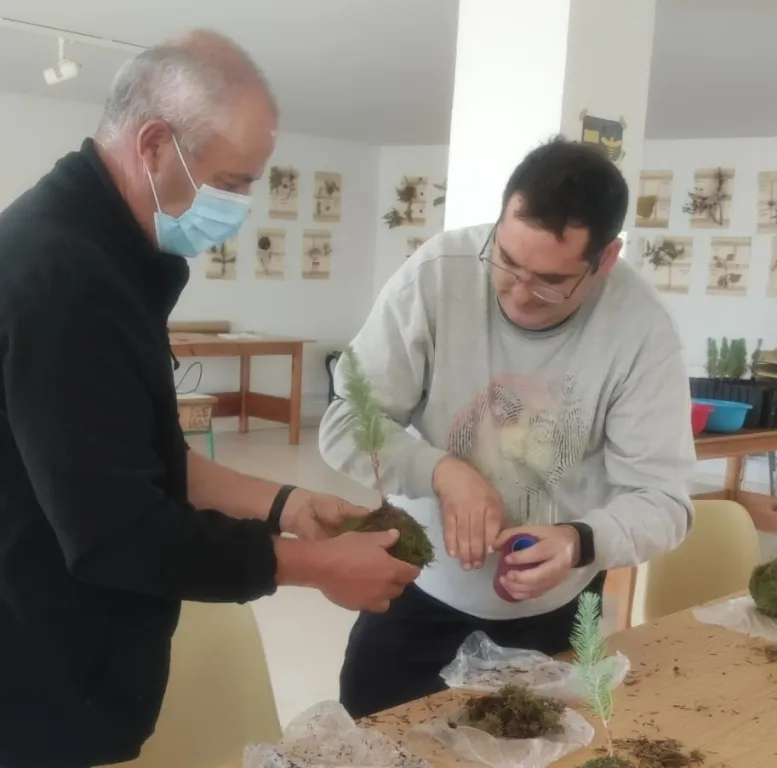 Foto 2 - Usuarios de Salud Mental Salamanca realizan un taller medioambiental con C&aacute;ritas