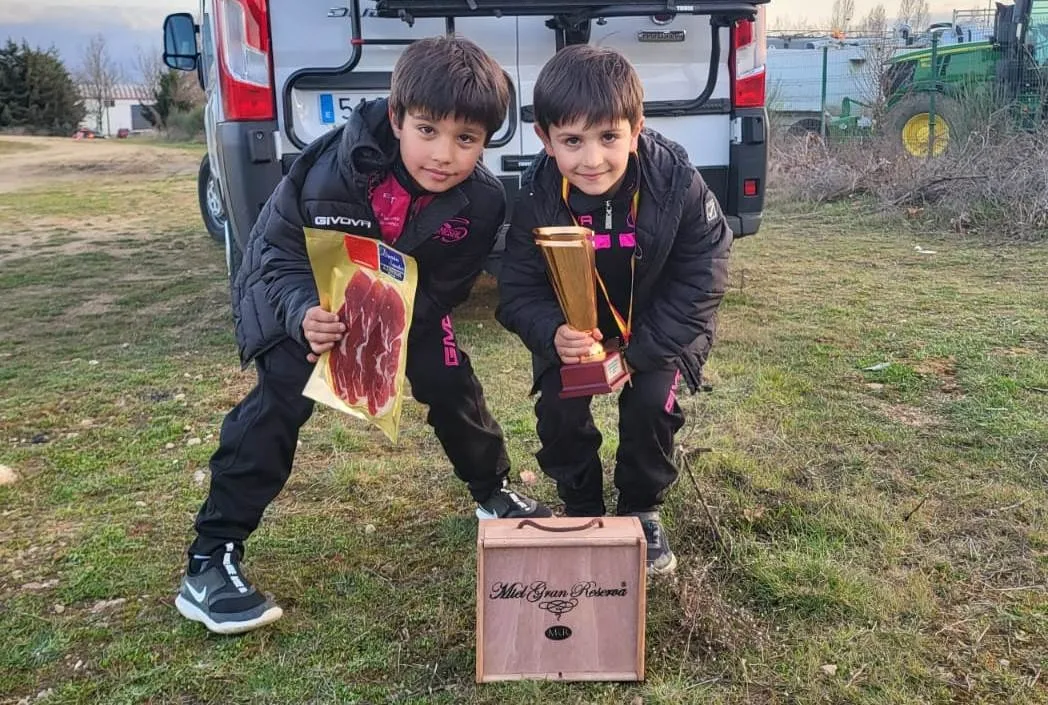 Foto 2 - Diego Marcos y David Mart&iacute;n toman parte en Guijuelo en la Final de la Copa de Escuelas