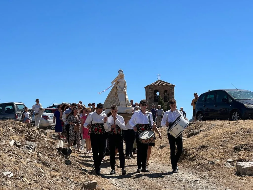 Foto 9 - Devoci&oacute;n a la Virgen de Otero en su festividad
