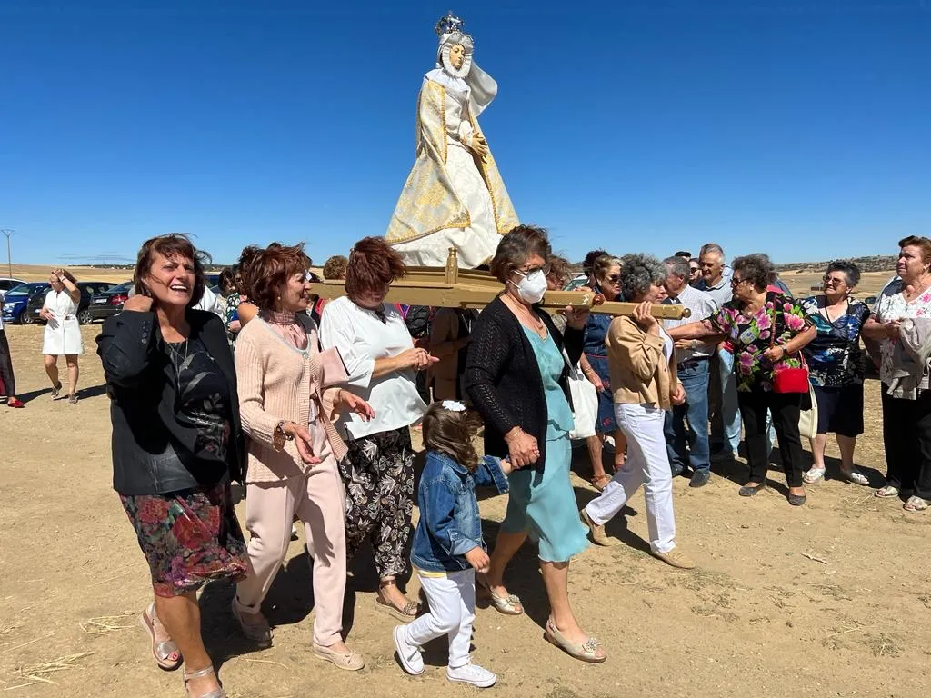 Foto 2 - Devoci&oacute;n a la Virgen de Otero en su festividad