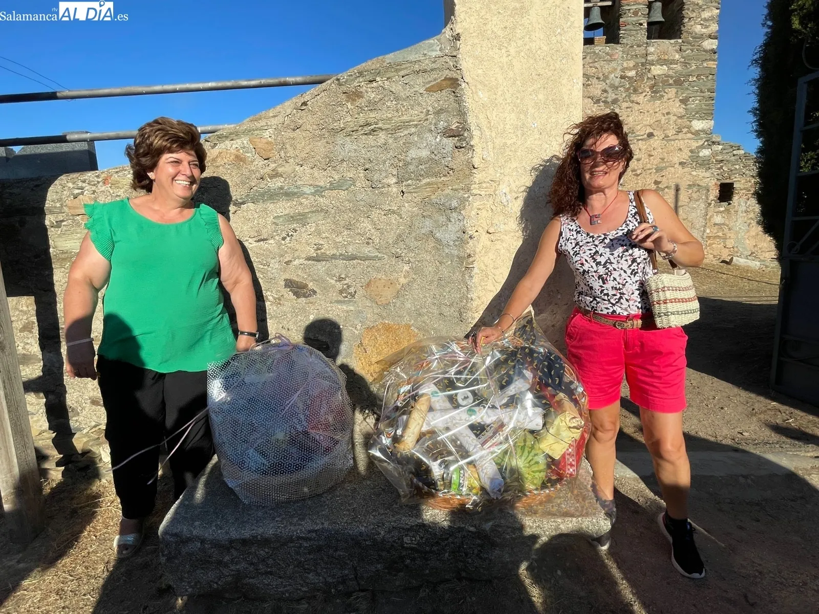Foto 3 - Fieles a la Virgen de Otero y a su tradicional romer&iacute;a de las sand&iacute;as