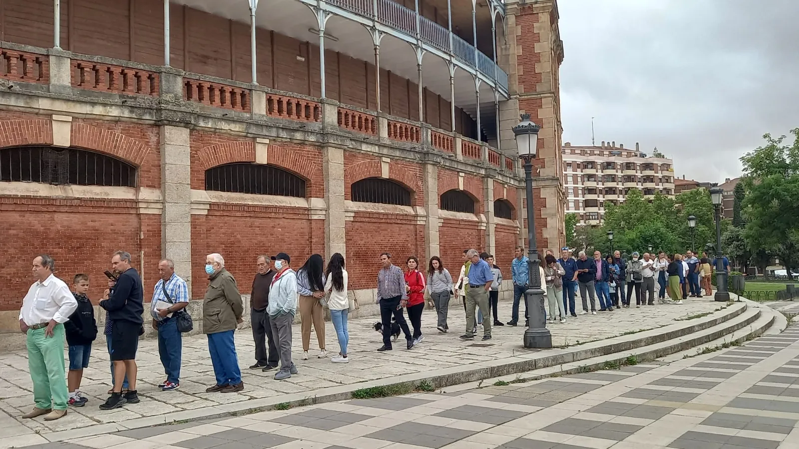 Largas colas en La Glorieta | FOTOS: Toni Sánchez
