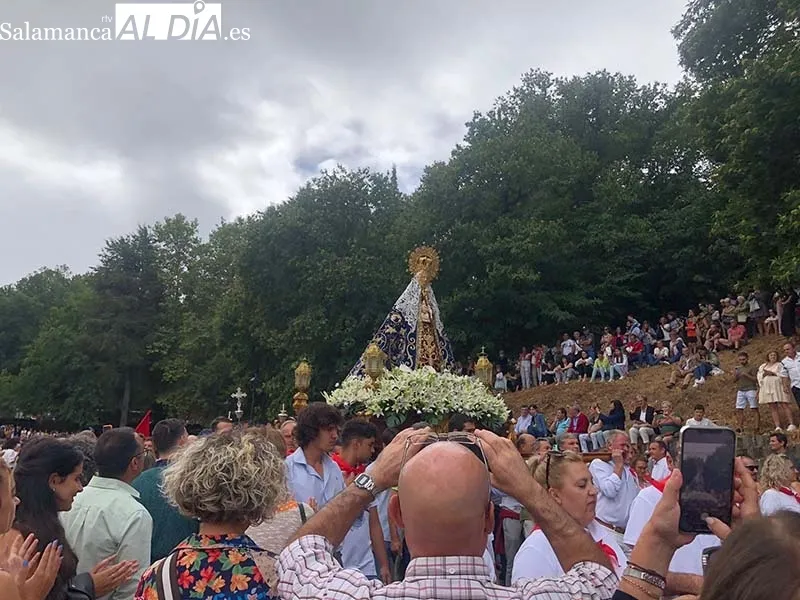 Foto 7 - La Virgen del Casta&ntilde;ar bendice a B&eacute;jar y Comarca arropada por sus vecinos