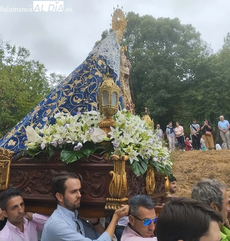 Foto 5 - La Virgen del Casta&ntilde;ar bendice a B&eacute;jar y Comarca arropada por sus vecinos
