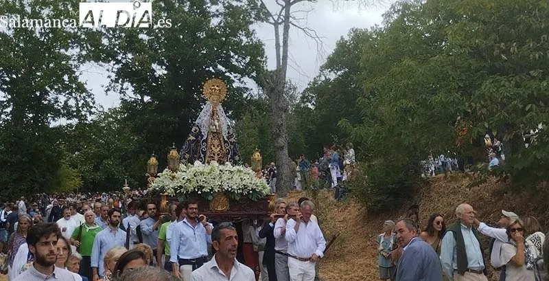 Foto 4 - La Virgen del Casta&ntilde;ar bendice a B&eacute;jar y Comarca arropada por sus vecinos